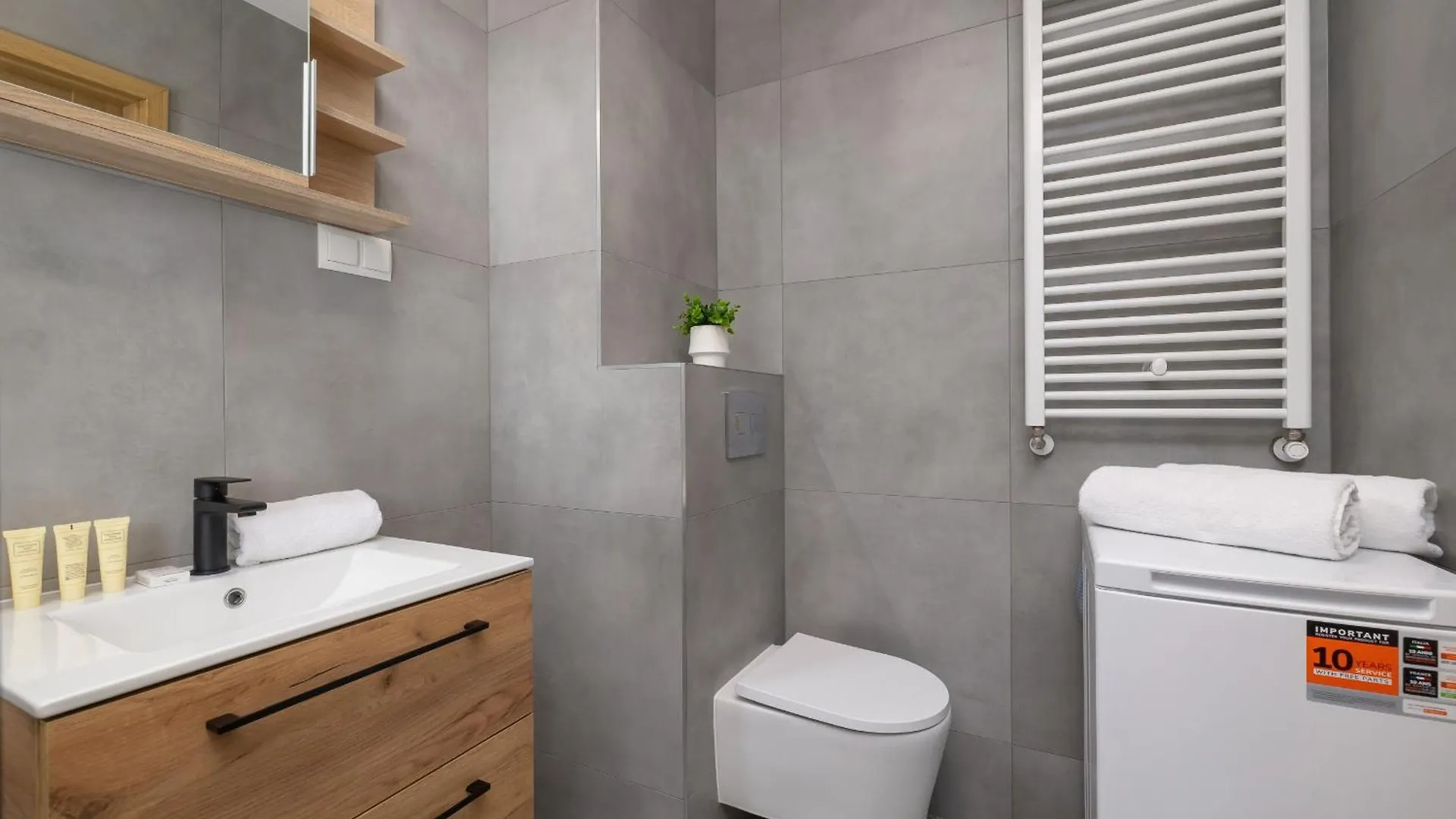 Nowoczesny Apartament W Krakowie Z Klimatyzacja I Parkingiem By Noclegi Renters 0*, Krakow